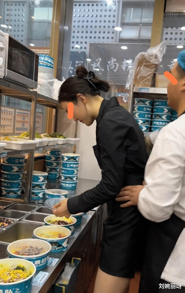 ?男店员趁着拿东西,故意摸女老板的腰,他们不是一次两次了?