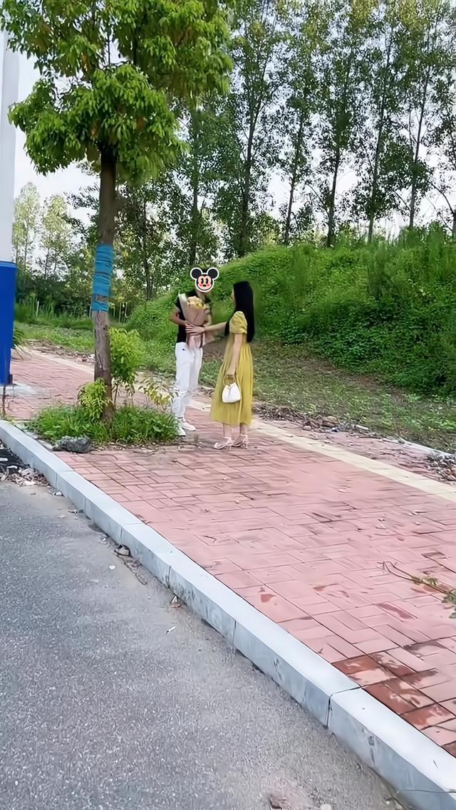 女子手捧鲜花向男子表白，男子不愿意接受：我不想替别人养孩子