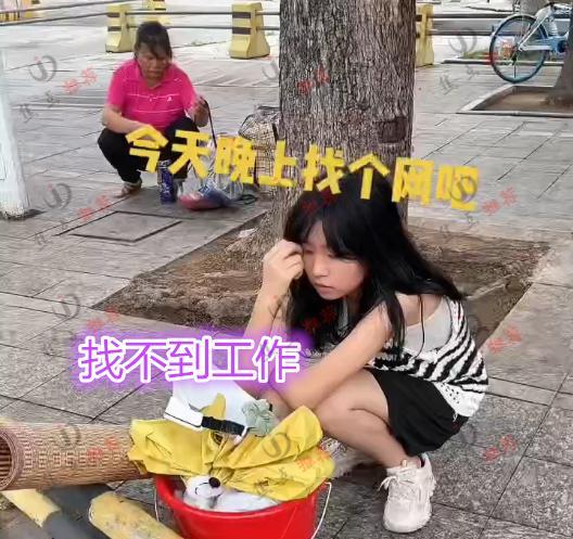 高考|年轻女子提桶在街头找工作，“我还年轻要求不高，月薪至少1万”