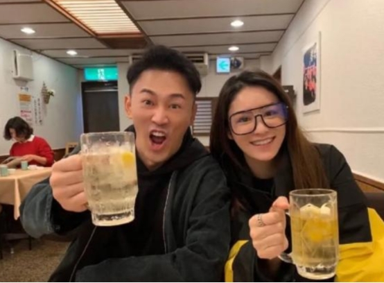 林峰|林峯携娇妻忙聚餐，与女友人贴身合影，却被质疑亲密接触有些不妥