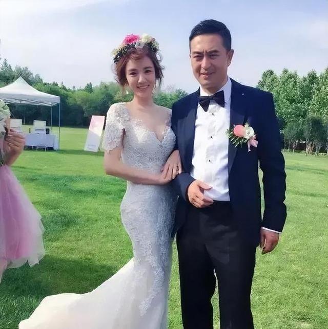 王晓晨|娱记曝女星王晓晨被知名导演灌酒，遭上下其手，女方霸气反抗！