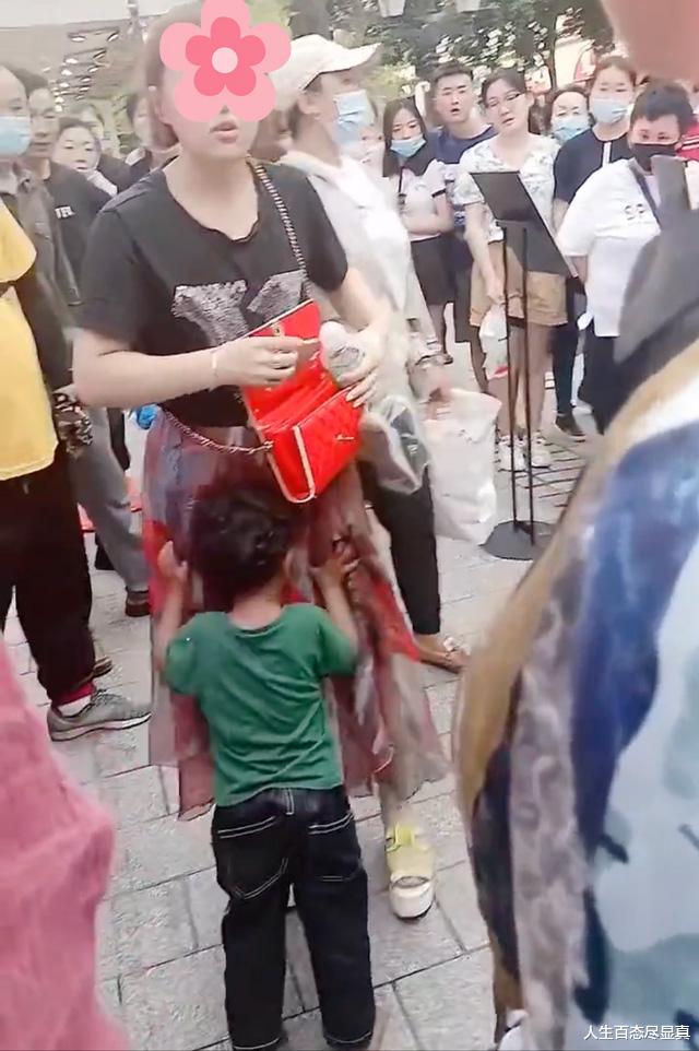 ?女子疑似抛弃黑人小孩,还指责路人多管闲事,交外国男友有风险