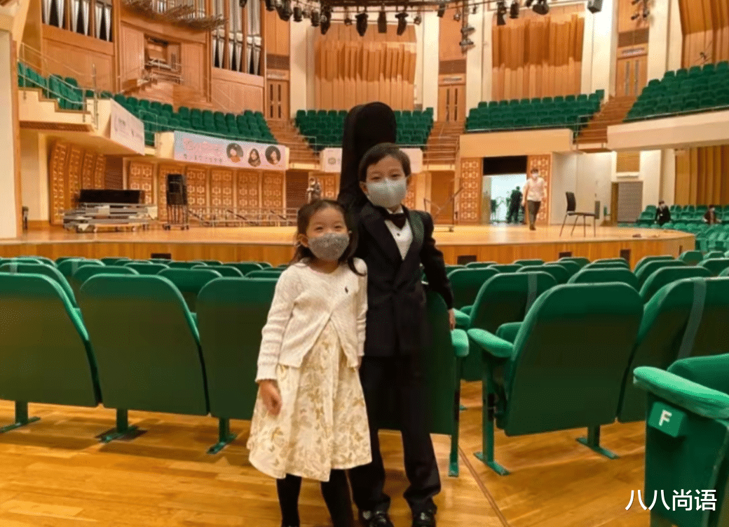 霍启刚|回顾：9岁霍中曦真有担当，把小4岁妹妹抱在腿上，霍启刚却在一旁看手机