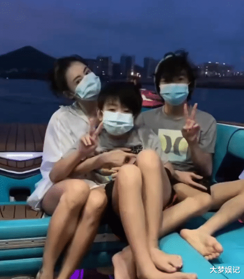 张柏芝|张柏芝年收千万赡养费“仍拼命工作”！15岁儿揭真相，网感动赞爆