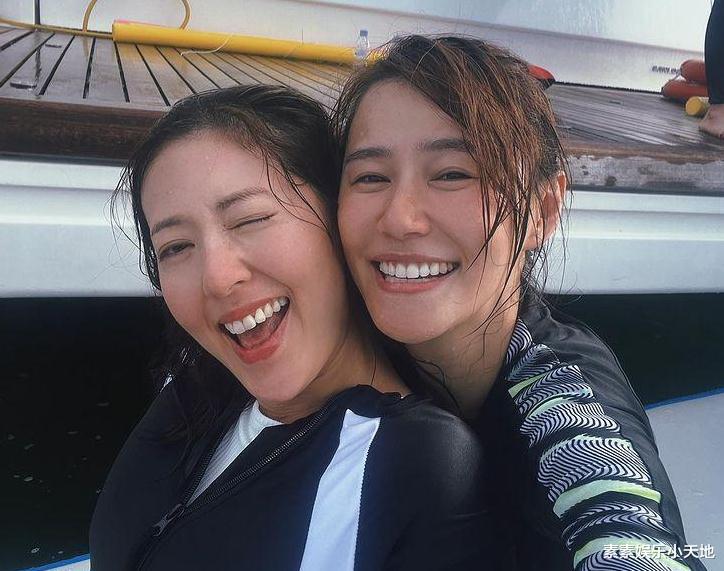 唐诗咏|唐诗咏约黄翠如出海玩，姐妹俩顶着38度烈日在游艇上愉快自拍