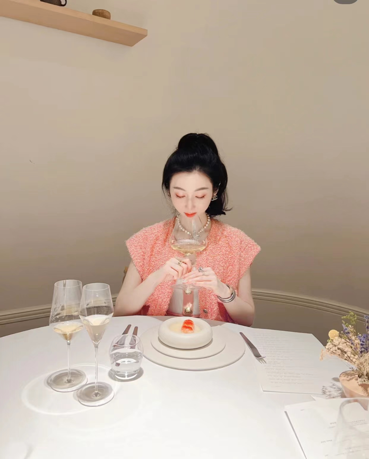 李晨|44岁李晨与富婆合影流出！吃大餐亲密拍照，女方比冰冰稍逊颜色