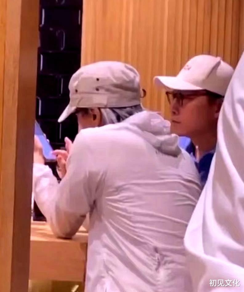 周星驰|周星驰私人行程曝光，与朋友光顾高档日料店，身上外套穿了好多年