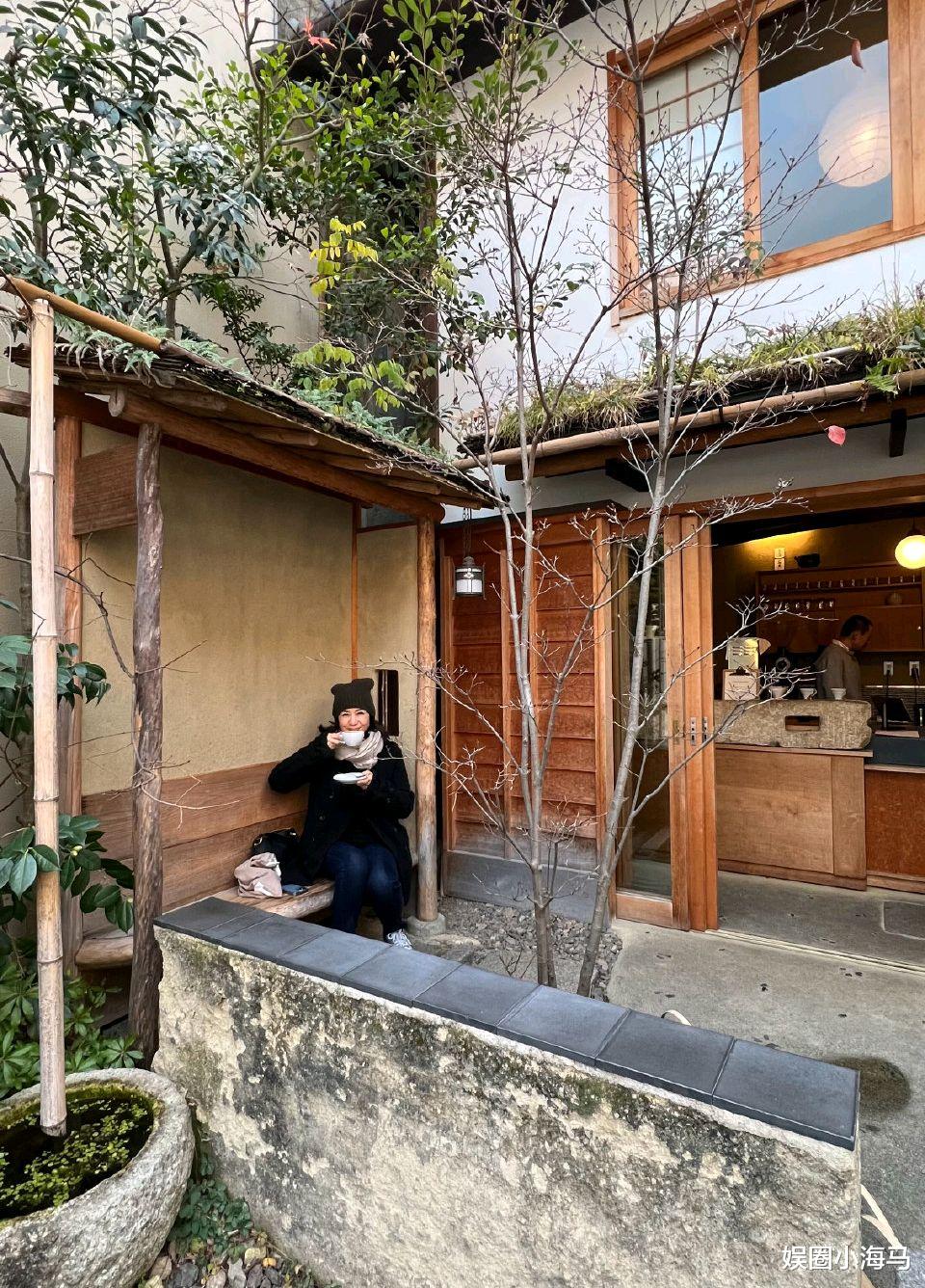 钟楚红|62岁钟楚红晒游玩照，喝咖啡逛公园，容貌与年轻时相差太大