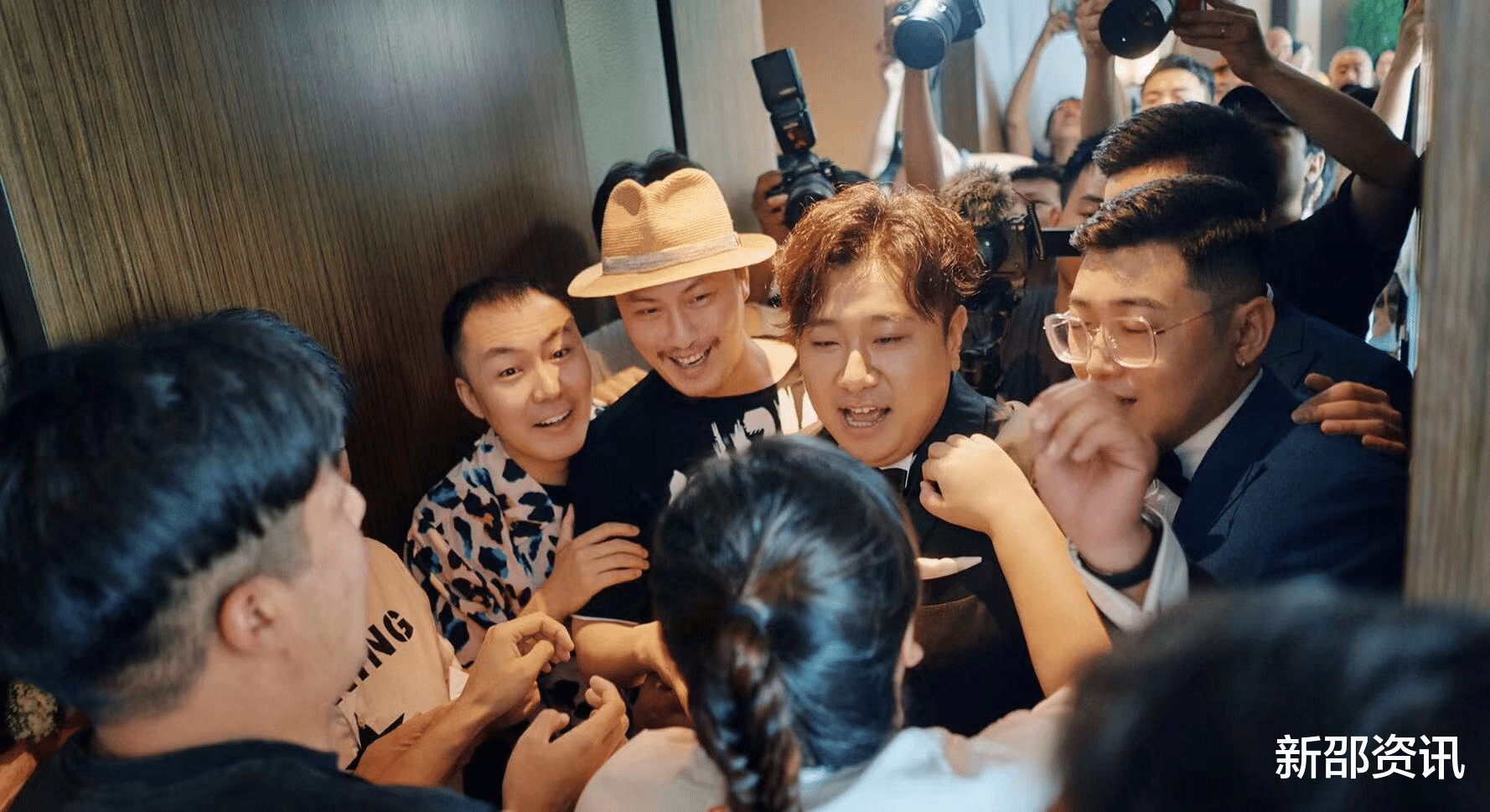 贾玲|31岁喜剧演员大婚众星祝贺！老板贾玲热泪盈眶，德云社演员也现身