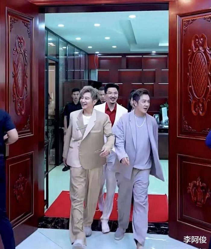 陈浩民|陈浩民孙耀威同台捞金,三伏天穿一身西装跳舞,网友:皮笑肉不笑!