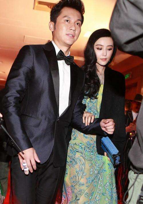 李晨|44岁李晨与富婆合影流出！吃大餐亲密拍照，女方比冰冰稍逊颜色