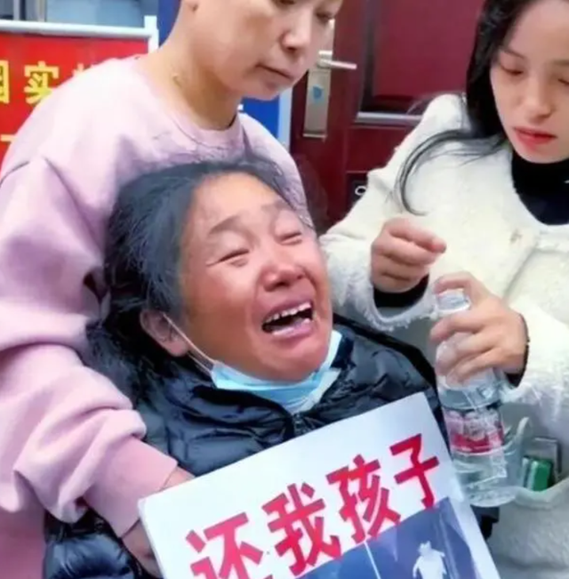 胡鑫宇失踪案新关注点：人民网终于发声，有人从专业刑警角度分析疑惑！