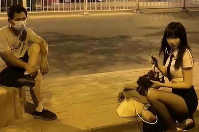 美女主播深夜约见榜一大哥,对方是农民工,还要求她当面换鞋袜