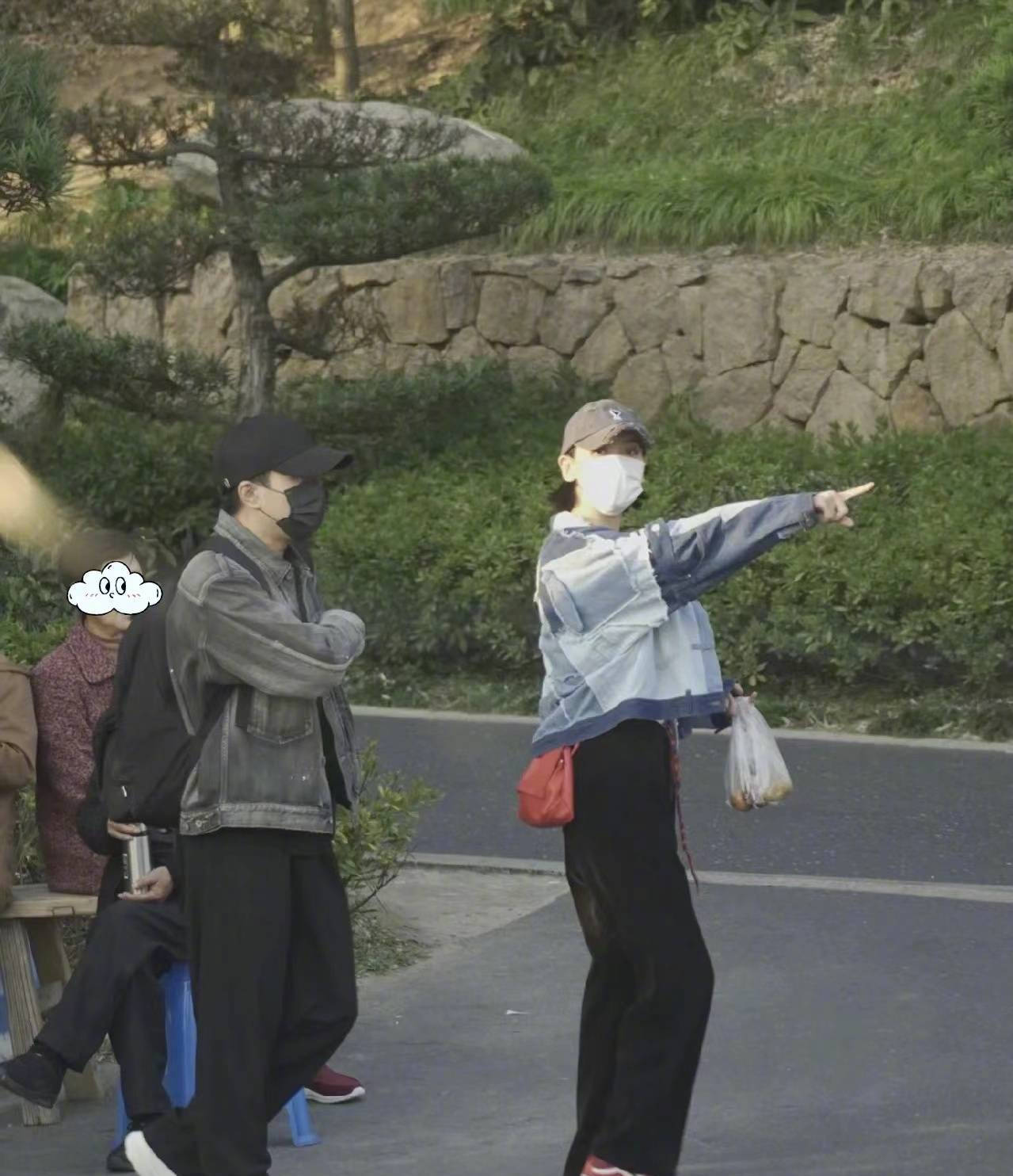 刘恺威|刘恺威与女友外出游玩,俩人穿情侣装好般配,女方身材高挑气质佳,不输杨幂