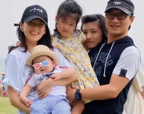 章子怡|章子怡哥哥大骂汪峰：老婆还在喂奶就要隐藏财产离婚，算什么男人