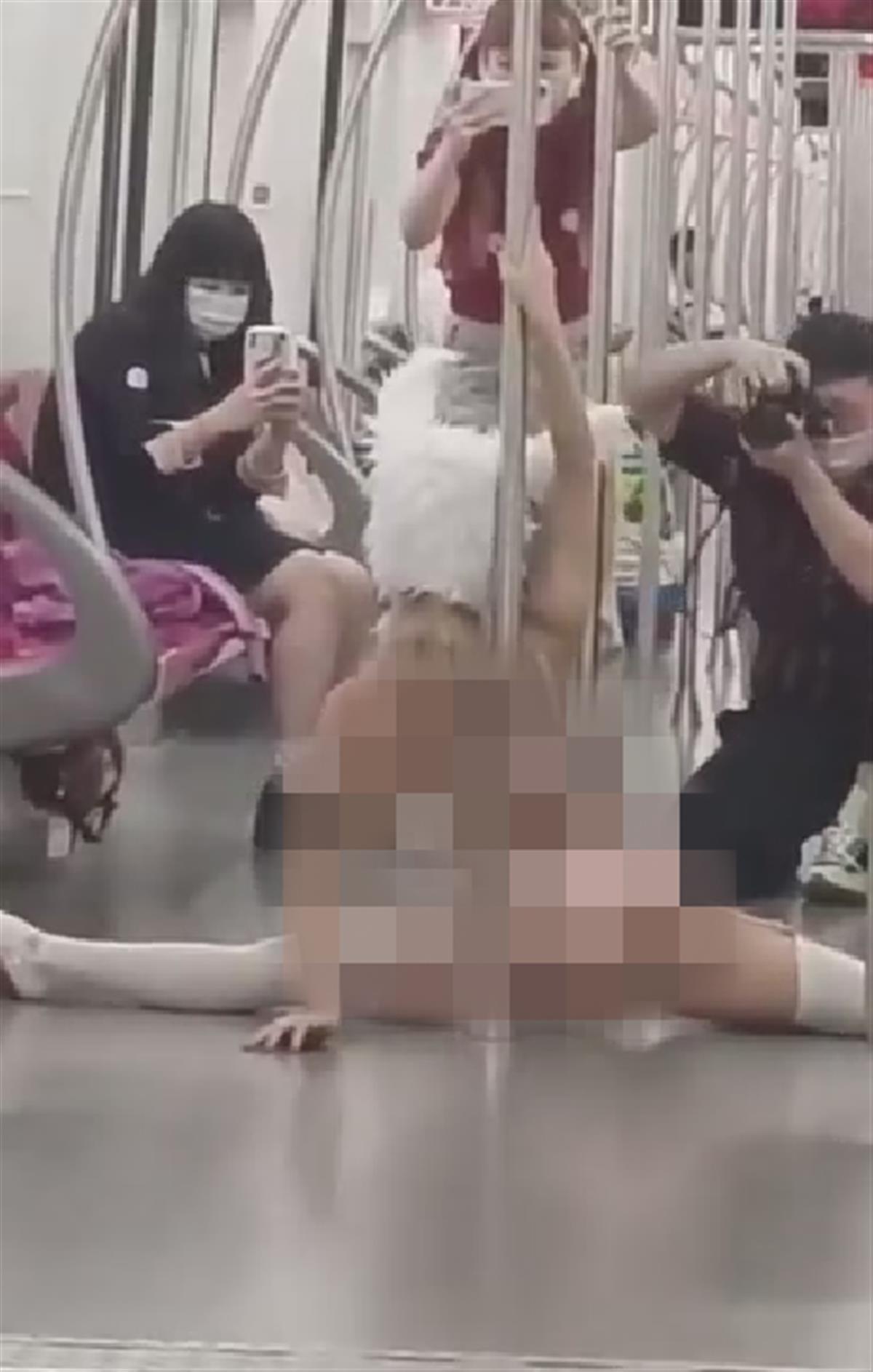 年轻女子仅穿内衣地铁内拍片,“穿衣自由”应有度!
