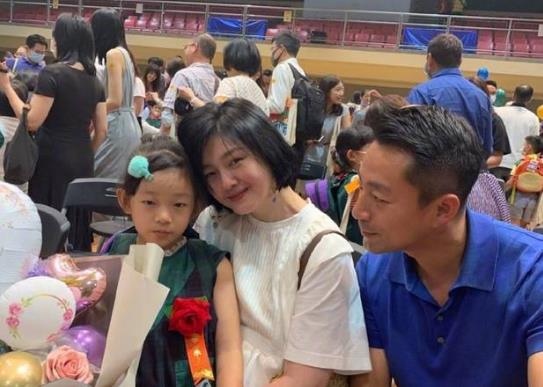 大S|同学家长曝大S不管孩子，情况很可怜，下雨小玥儿在路边哭