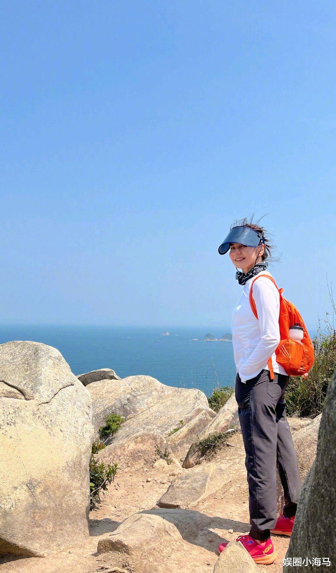 钟楚红|62岁钟楚红晒游玩照，喝咖啡逛公园，容貌与年轻时相差太大