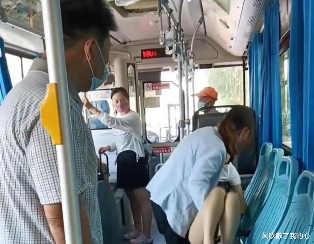 女子与母亲乘坐公交车,女子突然晕倒,因穿着太少无人敢碰!
