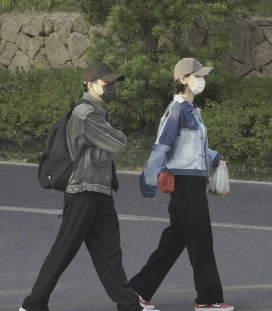 刘恺威|刘恺威与女友外出游玩,俩人穿情侣装好般配,女方身材高挑气质佳,不输杨幂