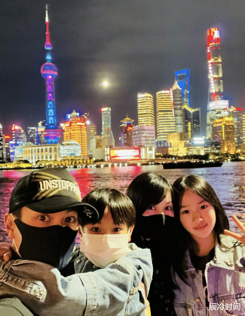 吴尊|吴尊晒全家庆生照，自制蛋糕夜游黄浦江，曾与妻子同一产房出生