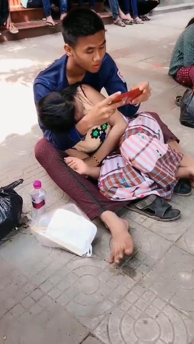 情侣光脚坐在地上,男子玩游戏女子蜷缩在他怀里,男方承诺要给她幸福