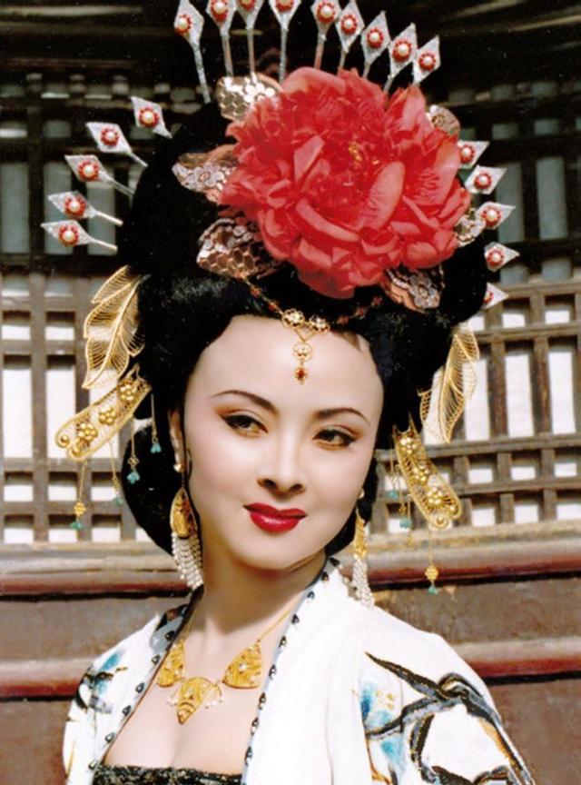 周洁|“最美杨贵妃”周洁：花费20万美金包机回国回家第五天便香消玉殒