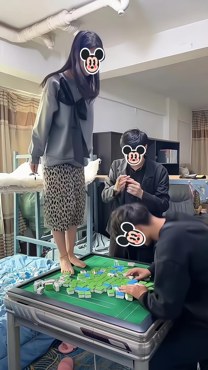 女子同时接受两名男子的邀约,当他们来到宿舍,她感到尴尬又纠结