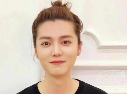 鹿晗|32岁鹿晗留长发扎丸子头,脸却肿得宛如发面, 网友:越来越像尹正