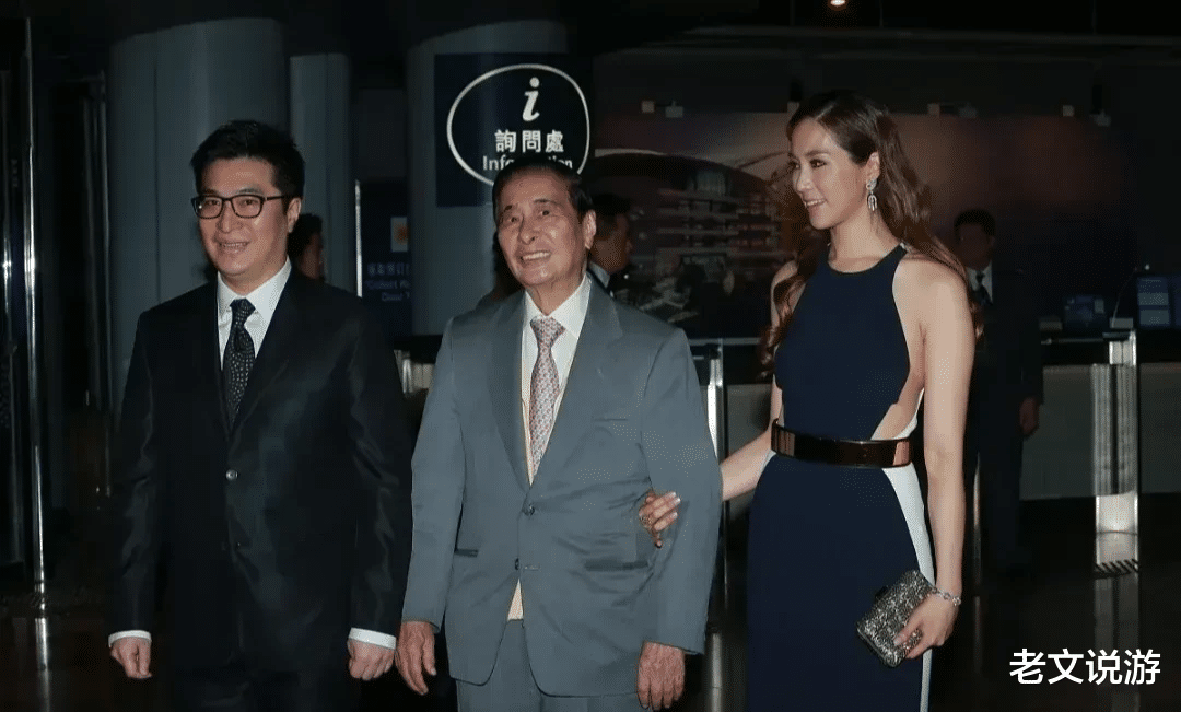 徐子淇|太受宠！徐子淇挽手公公李兆基高调亮相！穿露腰长裙毫不避讳大秀好身材