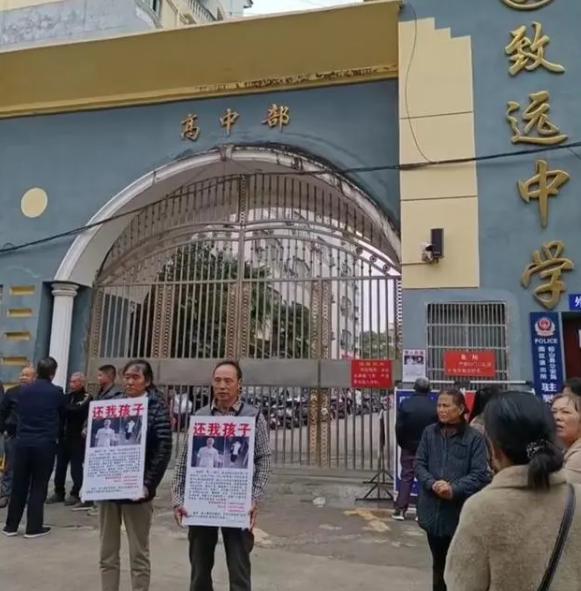 胡鑫宇失联案件有的进展,校内监控被还原,新线索指向“白衣男子”