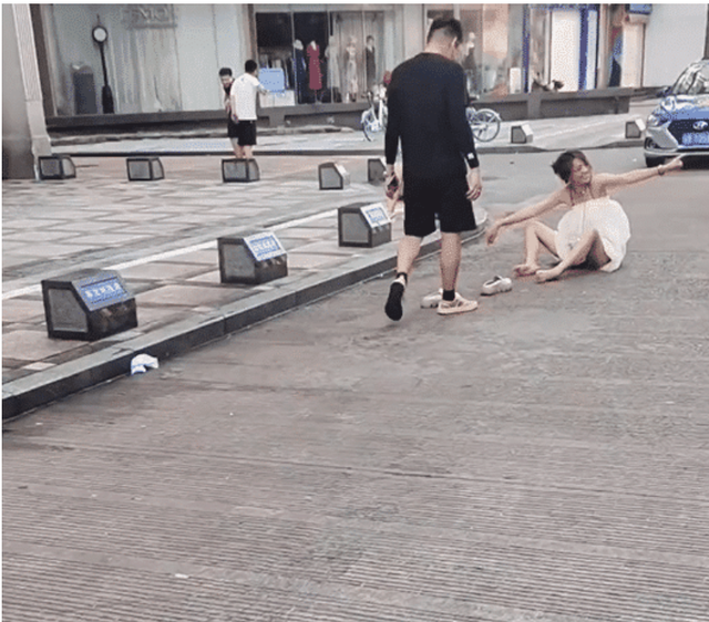 浙江一女子醉酒后白天躺在大街上,身穿白裙,路过男子笑着拍照