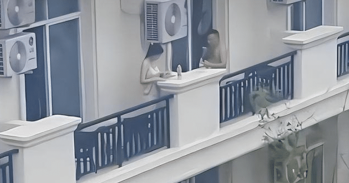 生过孩子的少妇有多开放?清晨穿“半裸”睡衣现身阳台,毫不避讳隔壁男邻居的目光