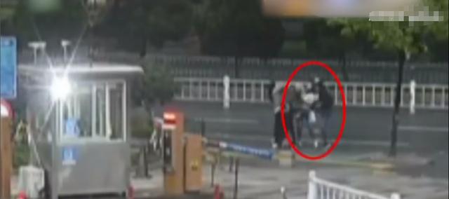 案例:小伙因长得太帅,被三名女子强行拖上车,事后女方不后悔