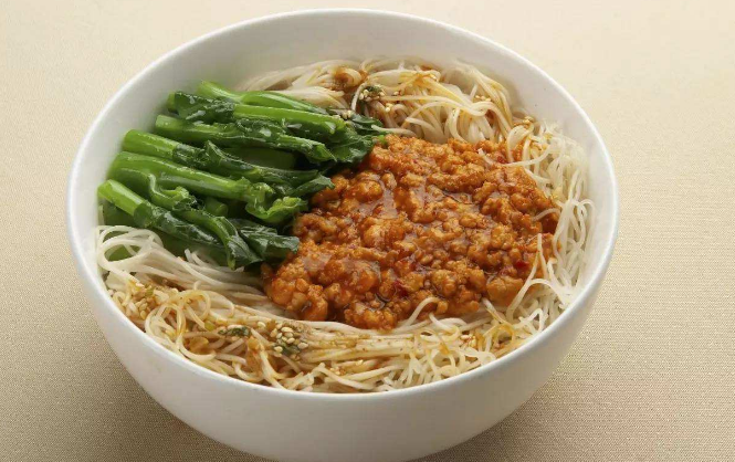 面条|过桥面具有汤鲜味美,绿白相间,面如细纱的风味特色