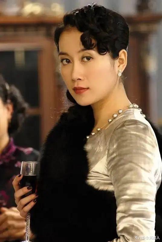 打开uc浏览器 查看更多精彩图片在电视剧《错爱一生》中，温峥嵘饰演狭隘