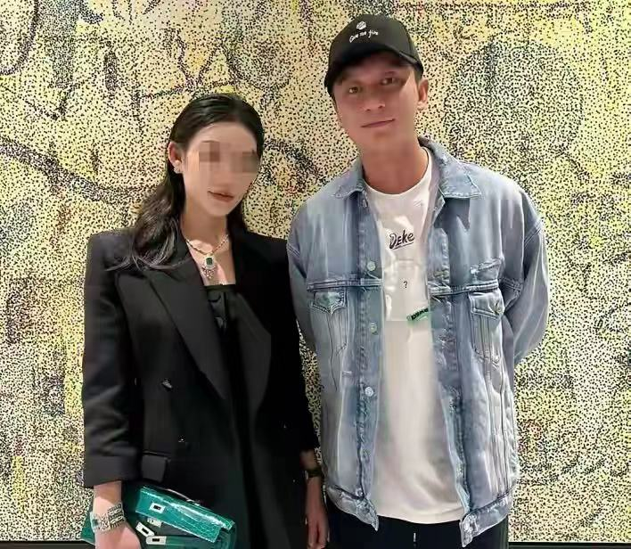 李晨|44岁李晨与富婆合影流出！吃大餐亲密拍照，女方比冰冰稍逊颜色