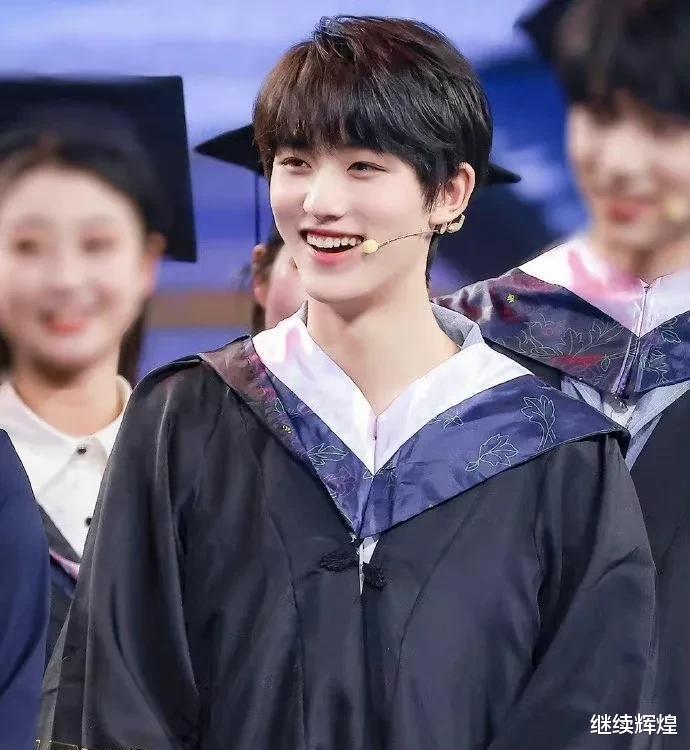 鹿晗|明星学士服造型太普通?肖战鹿晗满满少年感,看到张艺兴绷不住了