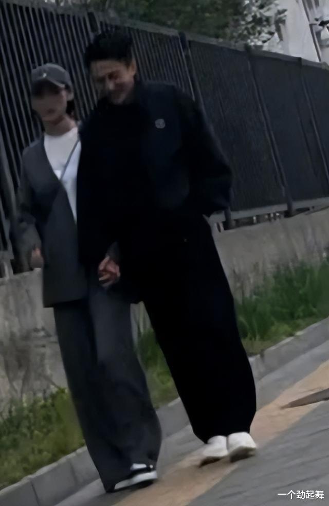 |47岁刘恺威恋情疑曝光!女方巴掌小脸腿超长,两人十指紧扣太腻歪