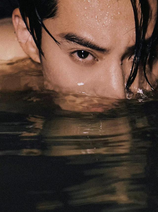 王鹤棣|王鹤棣海边湿发造型大片，英俊五官硬朗身材，瞬间圈粉