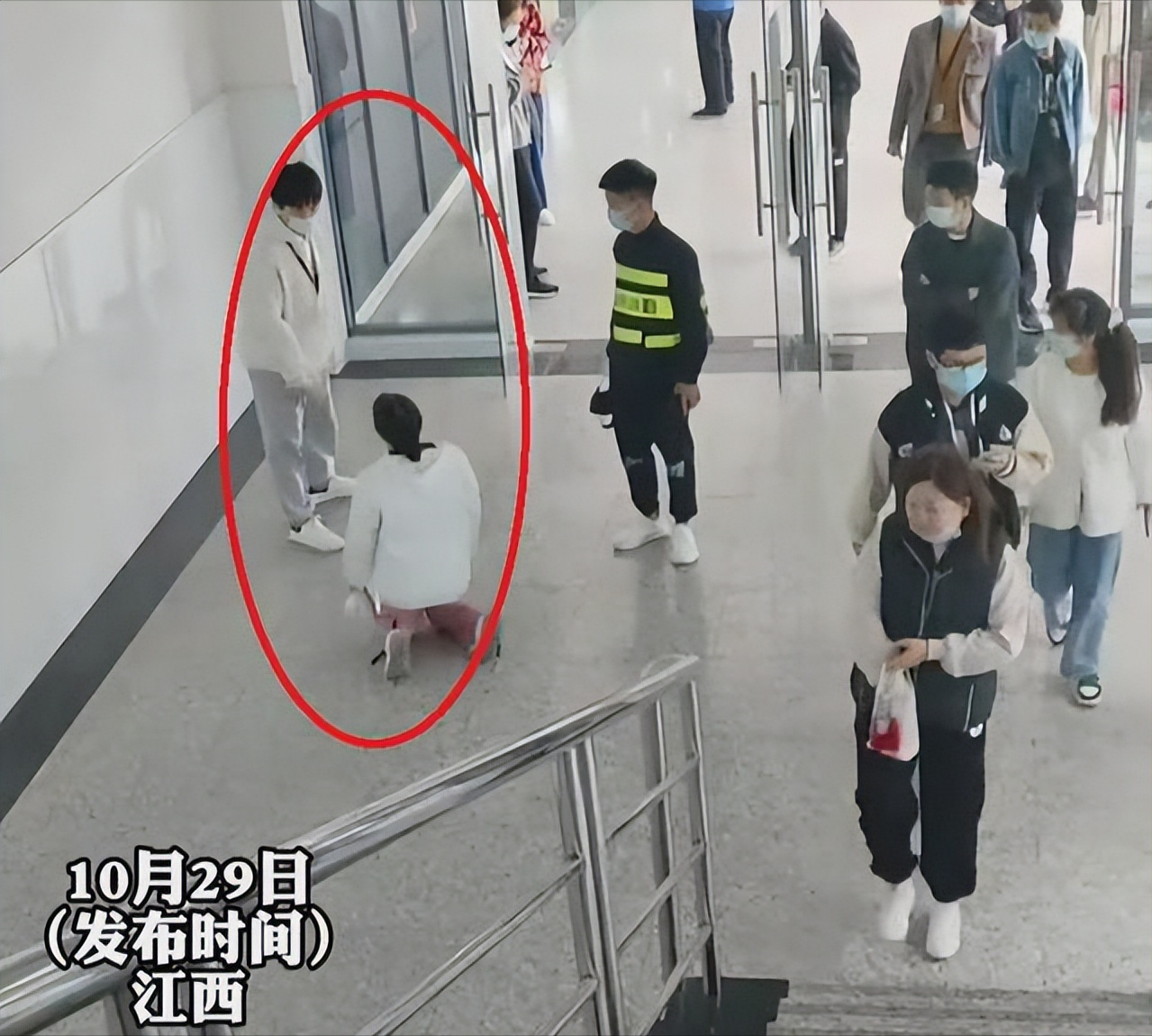 女孩下跪:30万不加了,求你别走,父母狮子大张口,卑微的是女儿