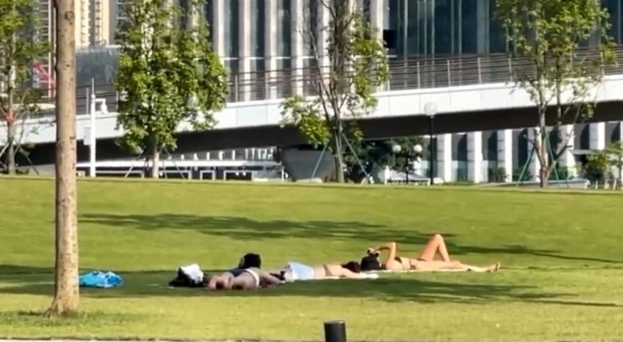 广州三名比基尼美女在草坪上晒日光浴，均中暑昏迷住院