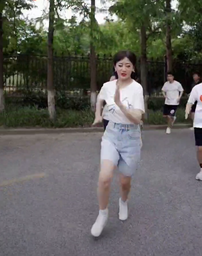 赵雅芝|68岁赵雅芝不惧38度高温跑步，打扮精致穿10厘米高跟鞋仍步伐稳健