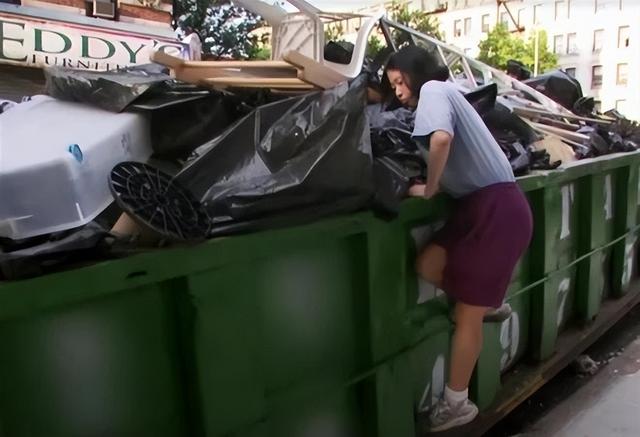 购房置业|纪实:她20年不买内衣裤,厕纸烘干继续用,买房后9个月还清贷款