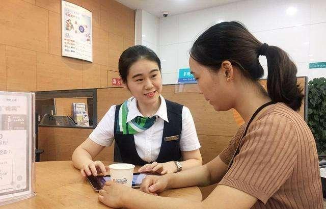 案例:女孩的银行卡突然多出两千万,爽快花光后,银行:请返还