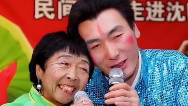 李玉成|85岁马玉琴被曝已去世，李玉成双眼含泪显忧伤，却晒过往视频带货