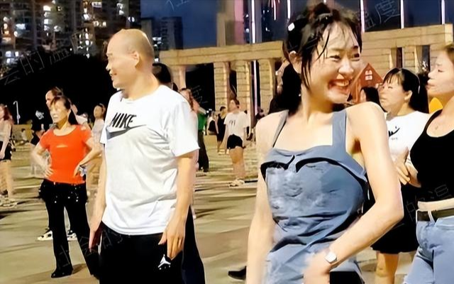 20岁年轻女子跳广场舞,大汗淋漓引他人围观,裙子都打湿了