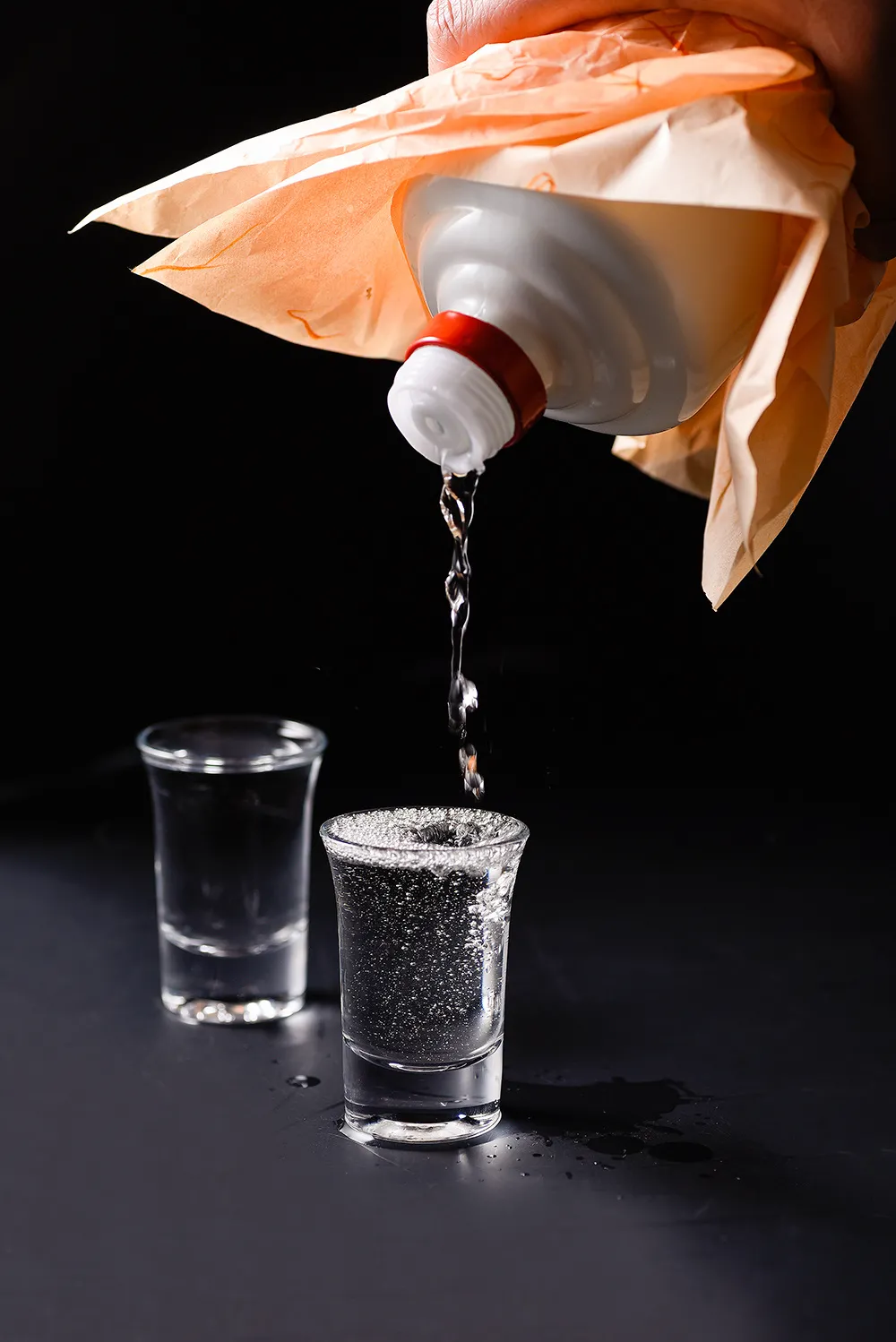 这个小偷酒瘾真大!近日,杭州的王大妈回家后,被家中的景象着实吓了一跳