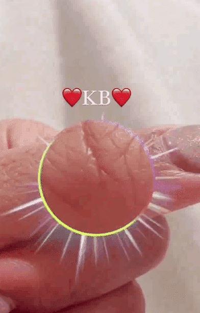 科比·布莱恩特|瓦妮莎晒图，称自己指纹处出现了“KB”字样，你看出来了吗？