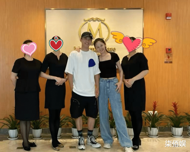 苗苗|郑恺夫妇与月子中心工作人员合照，苗苗产子不到俩月瘦出小蛮腰